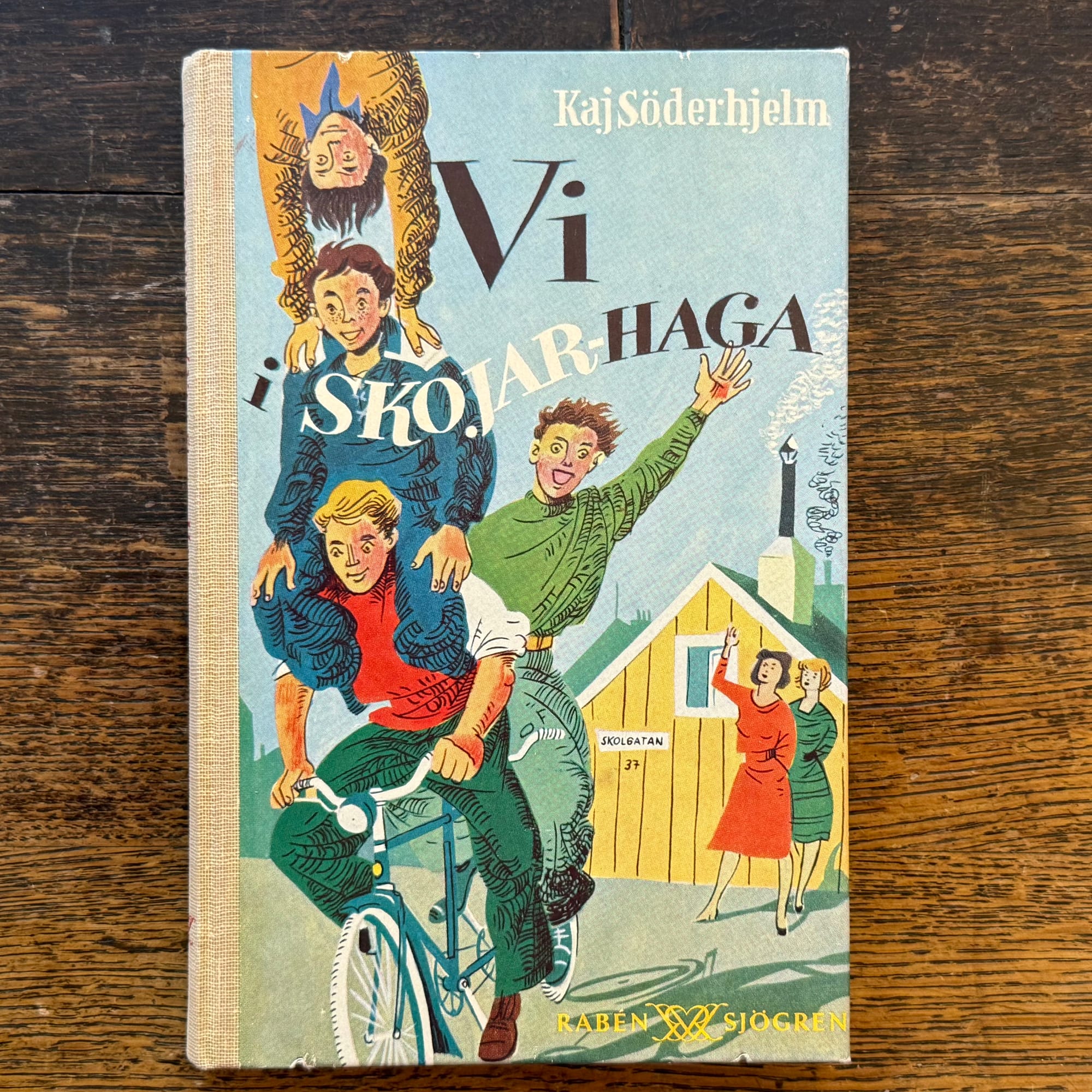 Foto på boken. Fyra grabbar gör akrobatkonster på en cykel. Läs boken för att se hur det slutar.