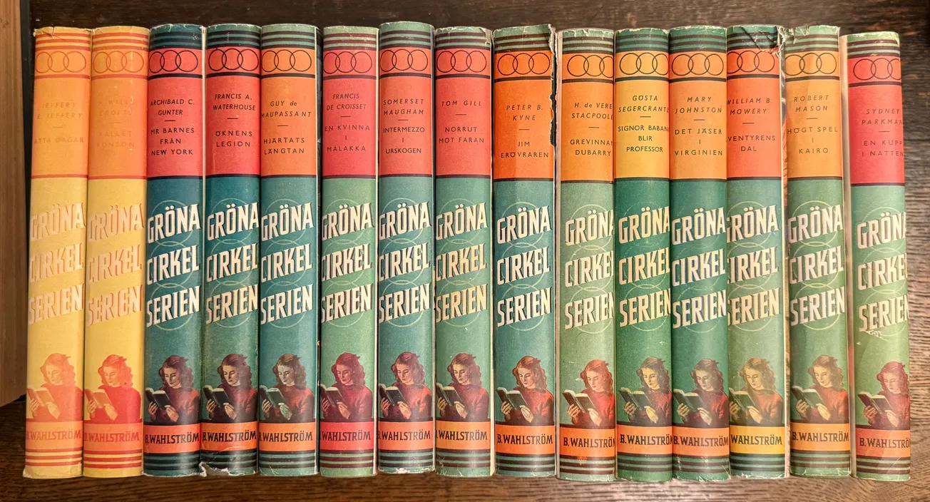 Hela bokseriens ryggar, mer eller mindre solblekta.